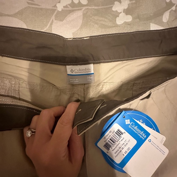 Columbia Men's Beige Cargo Shorts - Picture 2 of 2